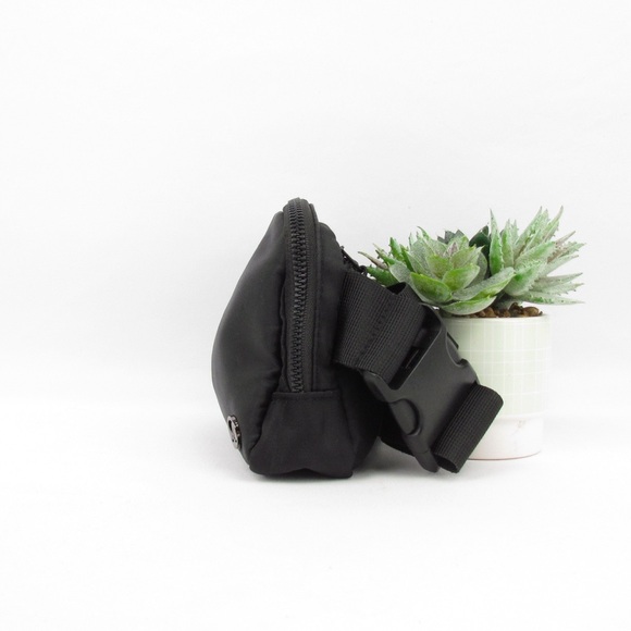 Lululemon Everywhere Belt Bag - Picture 4 of 7